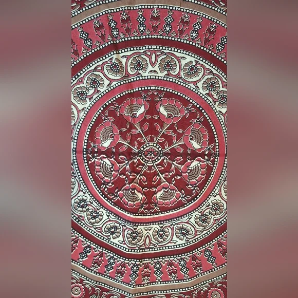 Beautiful Tablecloth with Intricate Pattern - Picture 2 of 4